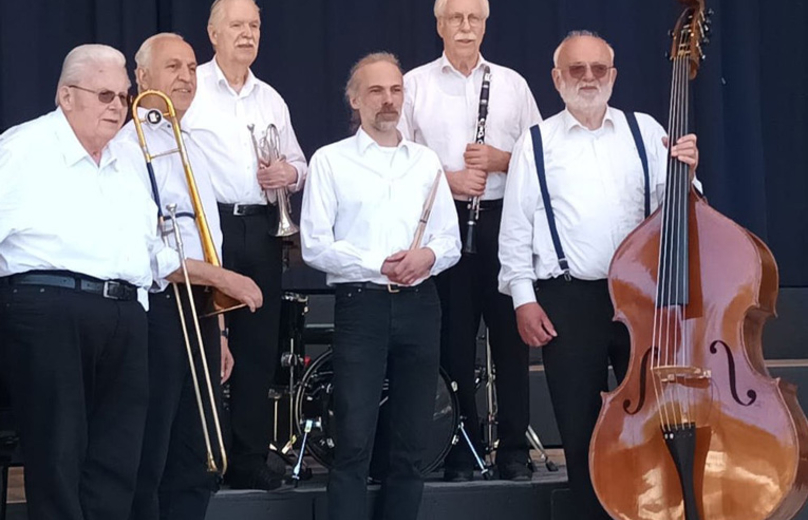 Die sechs männlichen Mitglieder der Jazzband Swinging Oldtimers