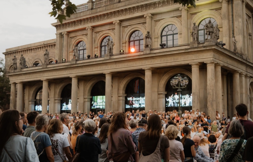 Live auf dem Opernplatz: Die Übertragung des Eröffnungskonzerts aus der Staatsoper war ein Highlight des "Sommer im Kulturdreieck 2026".