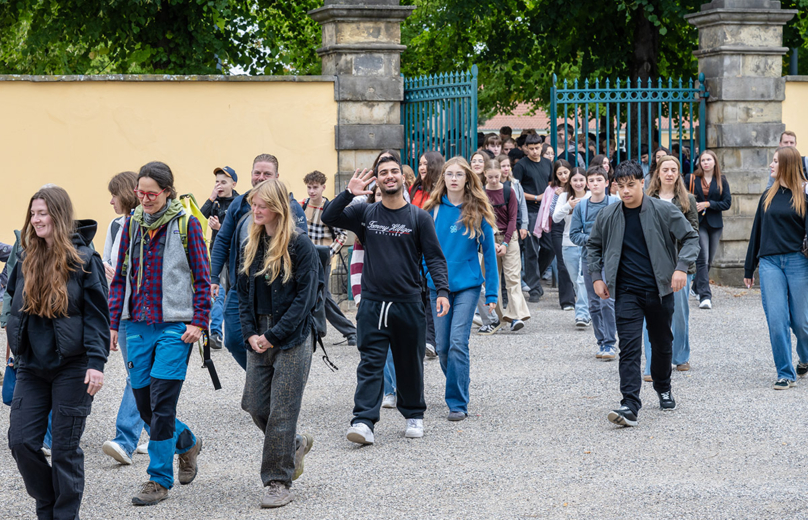 Schüler*innen der Leonore-Goldschmidt-Schule auf dem Weg zur "Akademie der Spiele" im Großen Garten