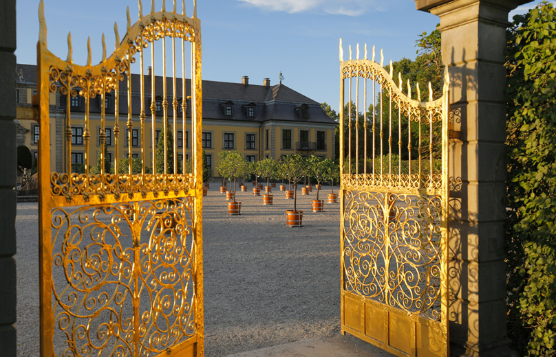 Goldenes Tor mit Orangenplatz und Galeriegebäude