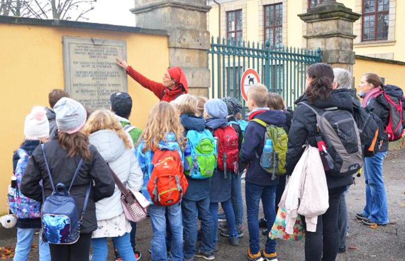 Schulklasse vor Prinzentor