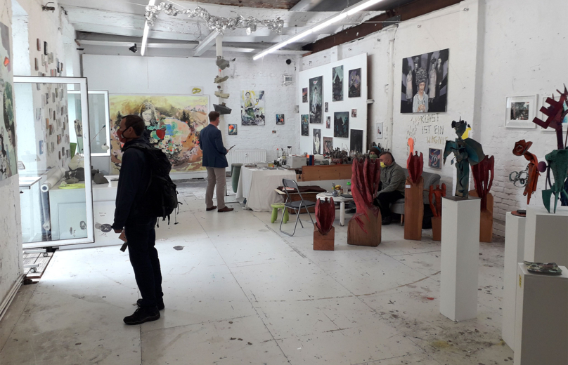 Personen betrachten Kunst in den Ateliers der Eisfabrik in Hannover