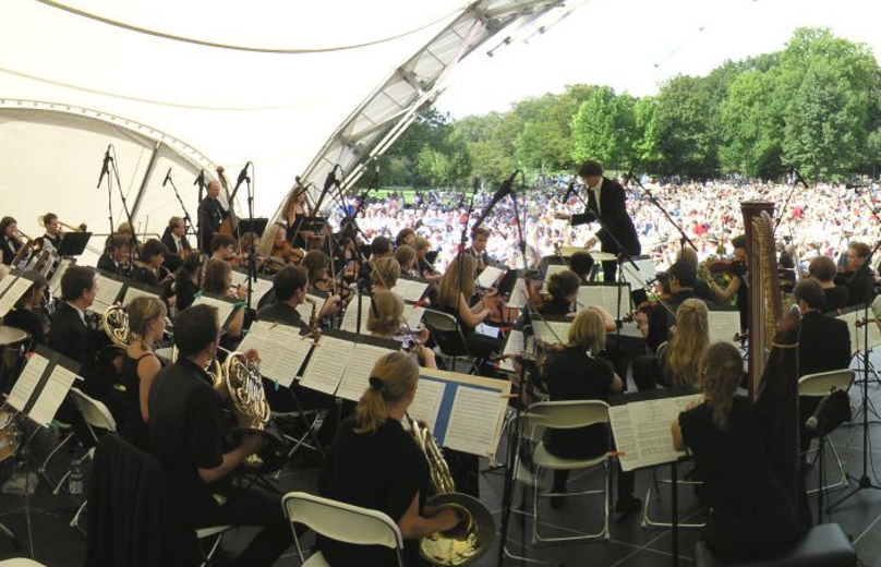 Musiker auf Open Air-Bühne