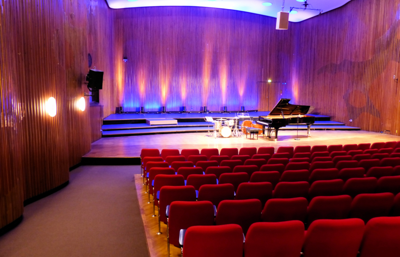 Leerer Konzertsaal mit Musikinstrumenten