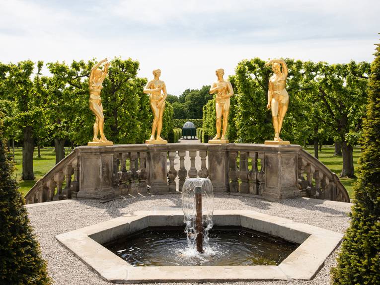 Brunnen/Br&uuml;stung mit Goldfiguren