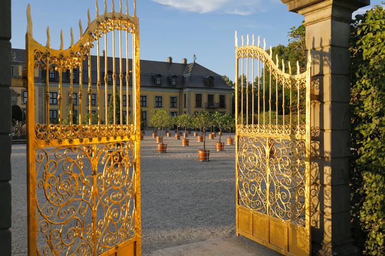 Goldenes Tor mit Orangenplatz und Galeriegeb&auml;ude