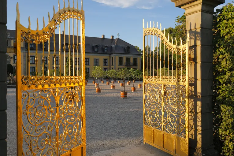 Goldenes Tor mit Orangenplatz und Galeriegeb&auml;ude