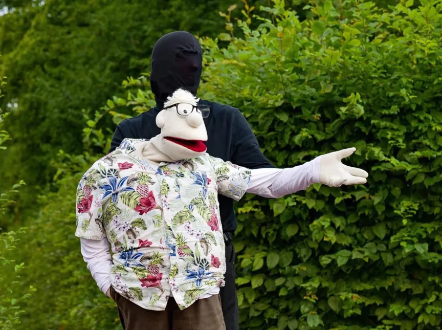 Künstler mit Puppe