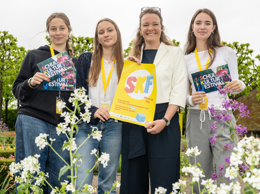 von links nach rechts: Anna Calvo Plewa (16), Lea Marlene Fischer (15), Kultur-und Bildungsdezernentin Eva Bender, Aimée Komenda (15)