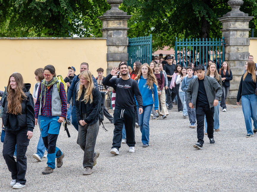 Schüler*innen der Leonore-Goldschmidt-Schule auf dem Weg zur "Akademie der Spiele" im Großen Garten
