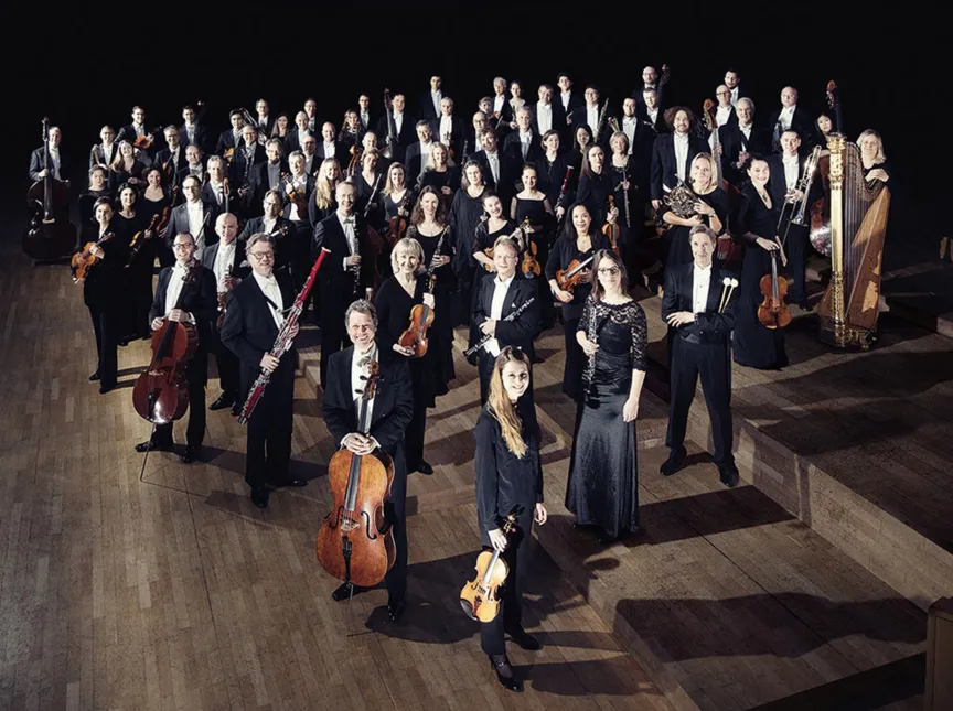 Ein Orchester posiert für die Kamera.