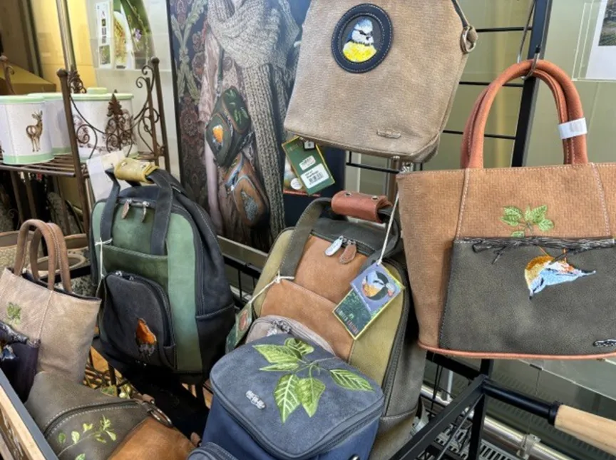 Taschenauswahl im Infopavillon