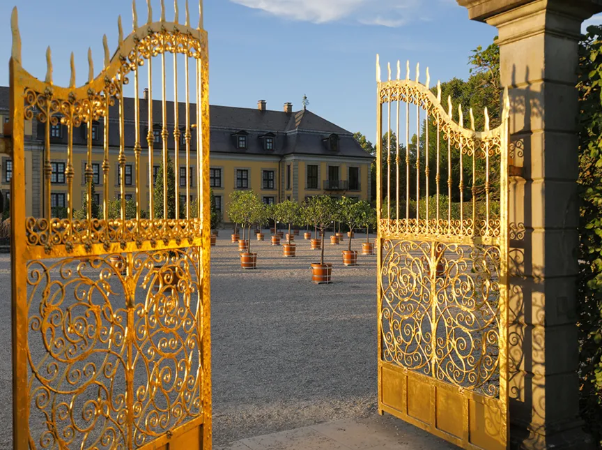 Goldenes Tor mit Orangenplatz und Galeriegebäude