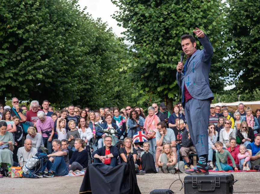 Künstler El Goma vor Publikum