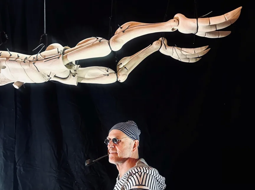 Mann mit Holzfigur