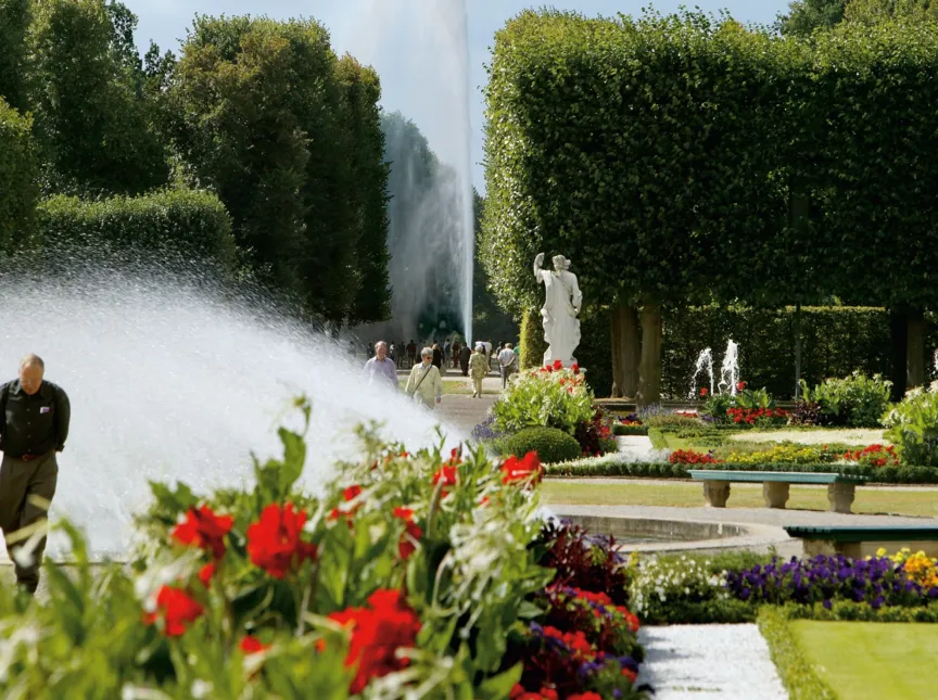 Spaziergänger laufen durch den Großen Garten.