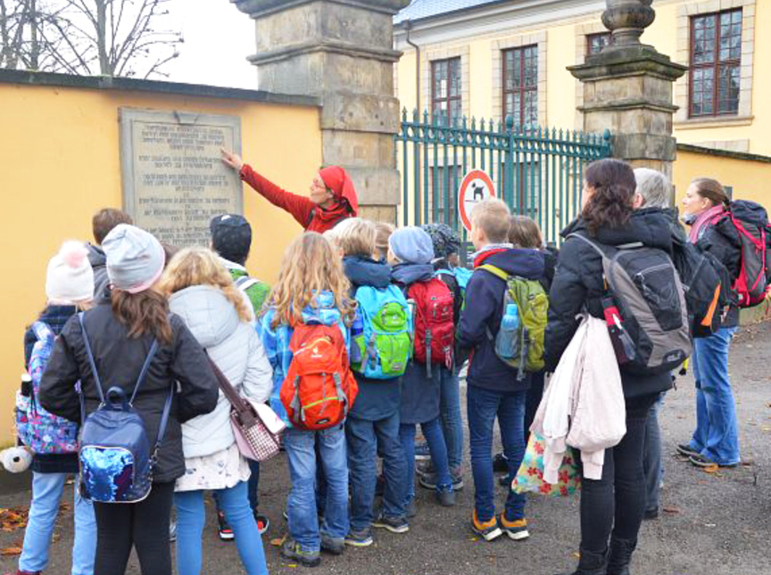 Schulklasse vor Prinzentor