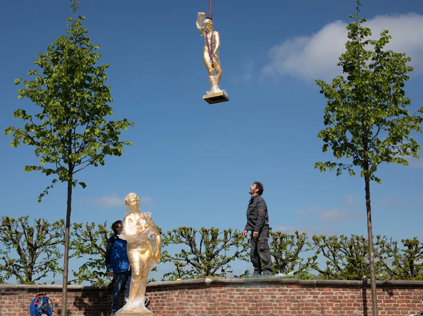 Die Goldfiguren "schweben" ins Gartentheater, Mitarbeiter von Haber & Brandner