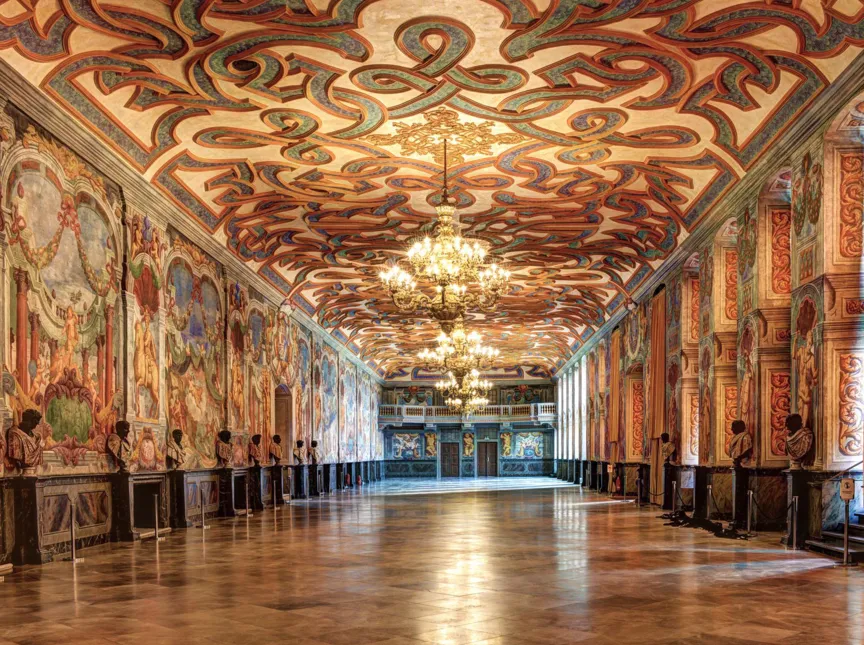 Blick in den schmuckvollen Hauptsaal der Galerie Herrenhausen