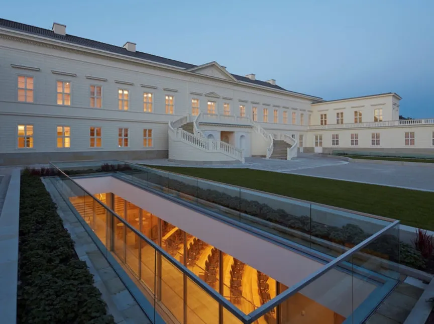 Blick auf den Innenhof von Schloss Herrenhausen 