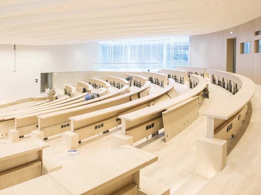 Ein Blick ins noch stuhllose Auditorium