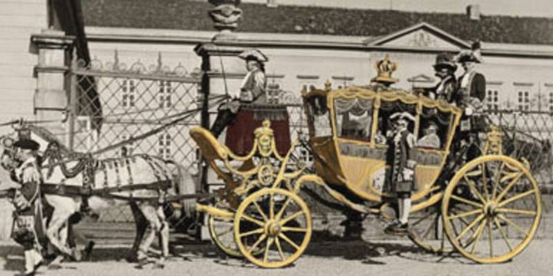 Foto-Postkarte: Krönungswagen ( Goldene Kutsche) des Königs Georg I. vor dem Schloss Herrenhausen. Vermutlich1937, Verlag Dr. Müller, digital koloriert.