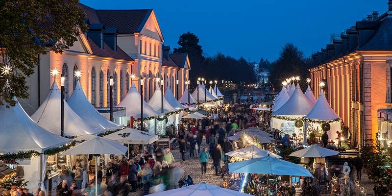 Vorweihnachtliche Stände zwischen der Galerie und Orangerie